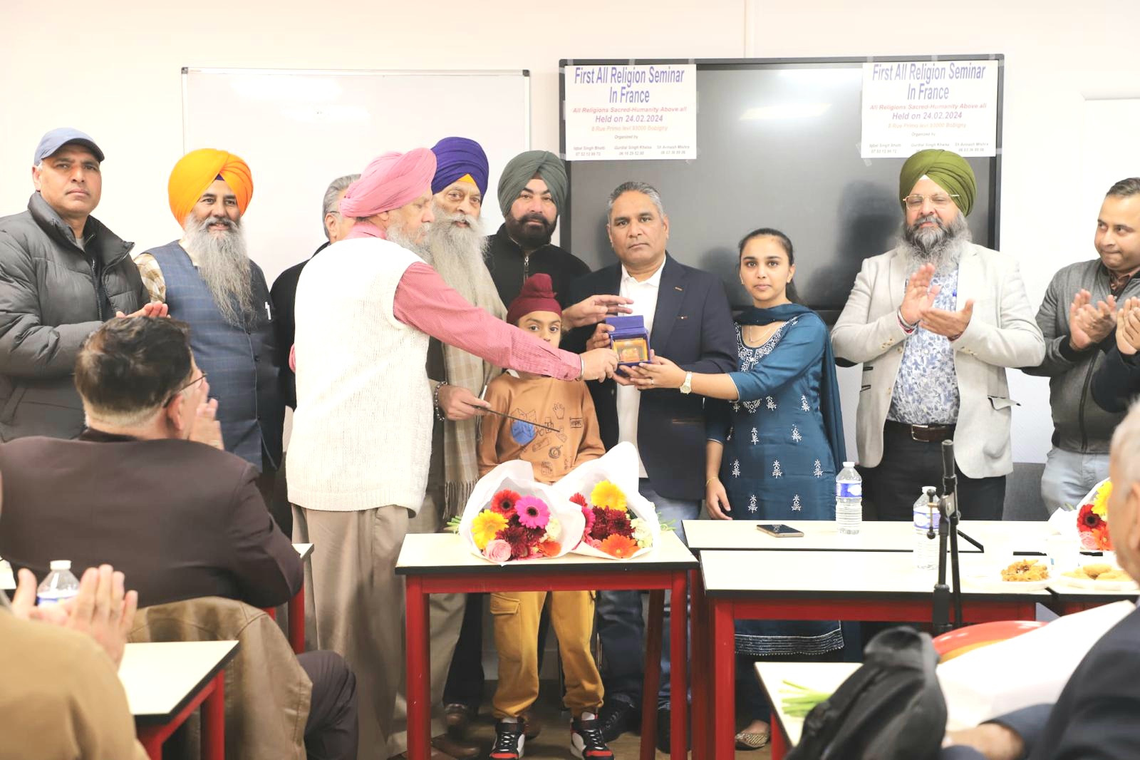 ਬੇਗਮਪੁਰਾ ਏਡ ਇੰਟਰਨੈਸ਼ਨਲ ਸੰਸਥਾ ਫਰਾਂਸ ਦੇ ਮੁੱਖ ਸੇਵਾਦਾਰ ਭਾਈ ਰਾਮ ਸਿੰਘ ਮੈਂਗੜਾ ਜੀ ਨੂੰ ਸੋਨੇ ਦਾ ਮਾਡਲ ਦੇ ਕੇ ਸਨਮਾਨਿਤ ਕੀਤਾ